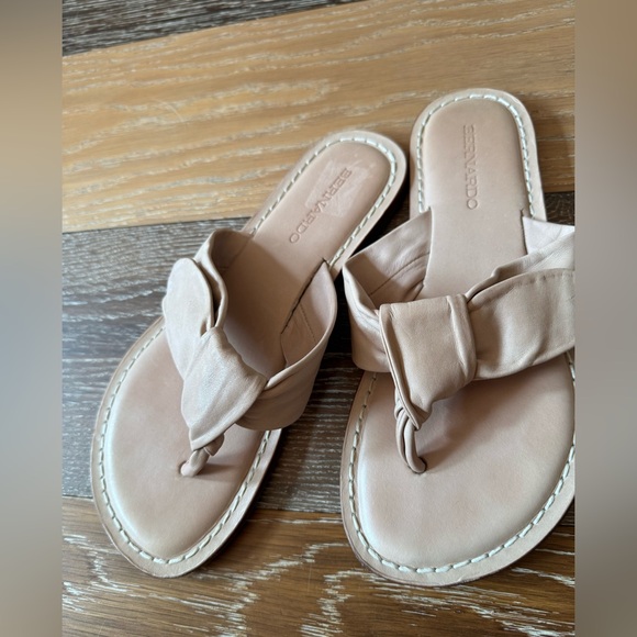 Bernardo Lillian Padded Bow Thong
Flat Sandals - Picture 2 of 8